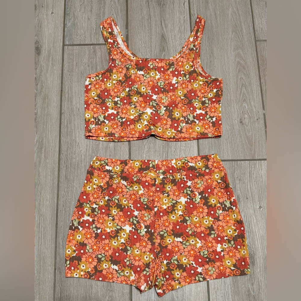 L/XL, 2pc PJs Tiny Tank & Shorts, perfect fall floral patter, excellent cond.